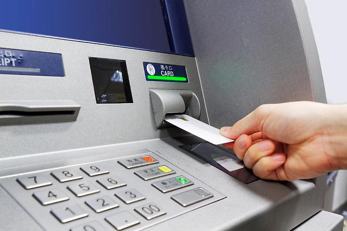 Prelievi bancomat, cambiano le commissioni per chi ritira contanti: quali sono le novità
