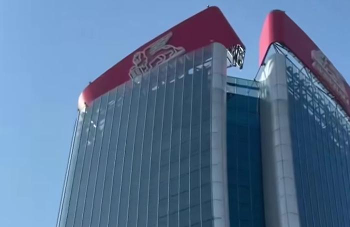 City Life, collassa l'insegna di Generali. "Messa in totale sicurezza, nessun danno"