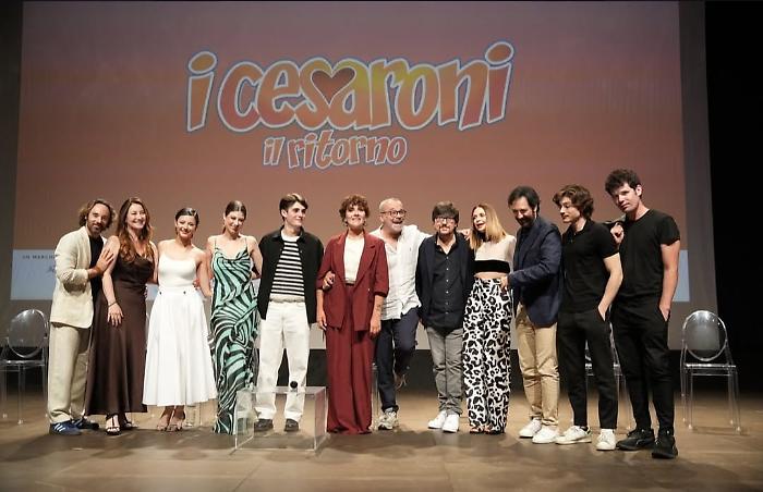 I Cesaroni 7, assente Max Tortora nei panni di Ezio Masetti: le dichiarazioni di Claudio Amendola e la replica di Sofia Ricci. Ecco cosa sappiamo sulla reunion 