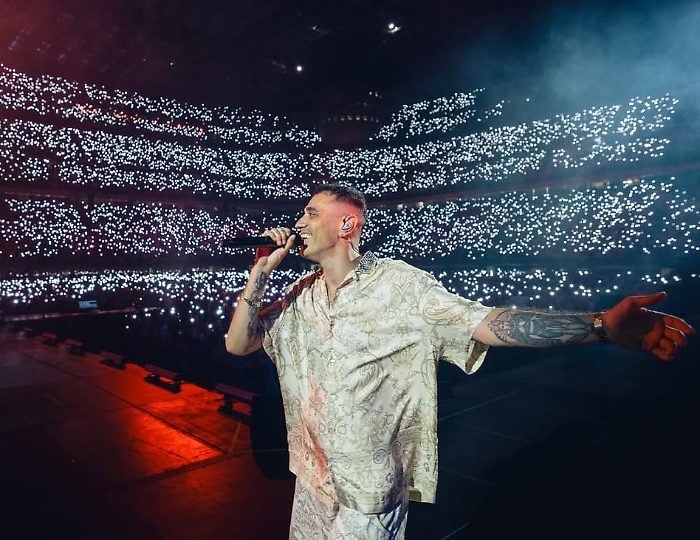 Marracash allo Stadio Olimpico di Roma. Apre Madame, presente anche la voce di Matilda De Angelis. Ecco la scaletta