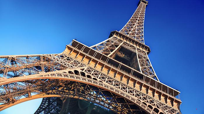 Parigi, Tour Eiffel chiusa per il caldo. Interrotti anche treni Milano - Parigi a causa dei violenti temporali