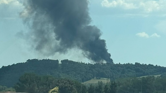 Incendio a Ponte Felcino, colonna di fumo nero visibile da chilometri: il video