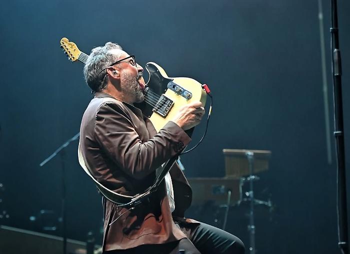 Brunori Sas in concerto a Torino: esibizioni alla vecchia maniera. "In Calabria sono un eroe". Ecco la scaletta