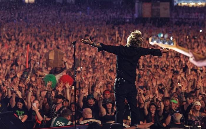 Green Day, fan sale sul palco e impugna la chitarra di Billie Joe Amstrong per cantare gli Oasis. Liam Gallagher: "La canzone più bella della serata"