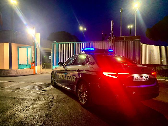 Danneggia la volante e minaccia gli agenti: arrestato 20 enne 