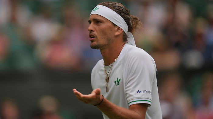 La crisi di Zverev dopo l'eliminazione a Wimbledon: "Mi sento solo e non provo alcuna gioia. Sto considerando di andare in terapia"