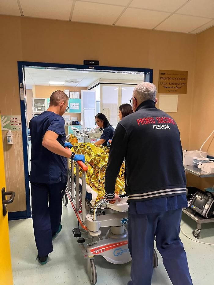 Lite per un parcheggio, uomo in ospedale con trauma cranico e naso rotto 