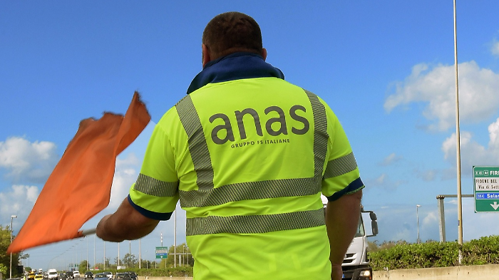 Incidente lungo la E45. Coinvolte quattro auto e un camion: traffico bloccato 