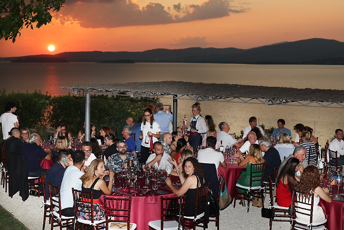 Poesie al Tramonto: 32 poeti incantano la Rocca Medievale di Passignano sul Trasimeno