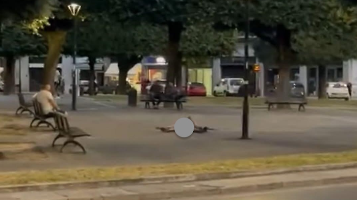 L'uomo nudo in piazza