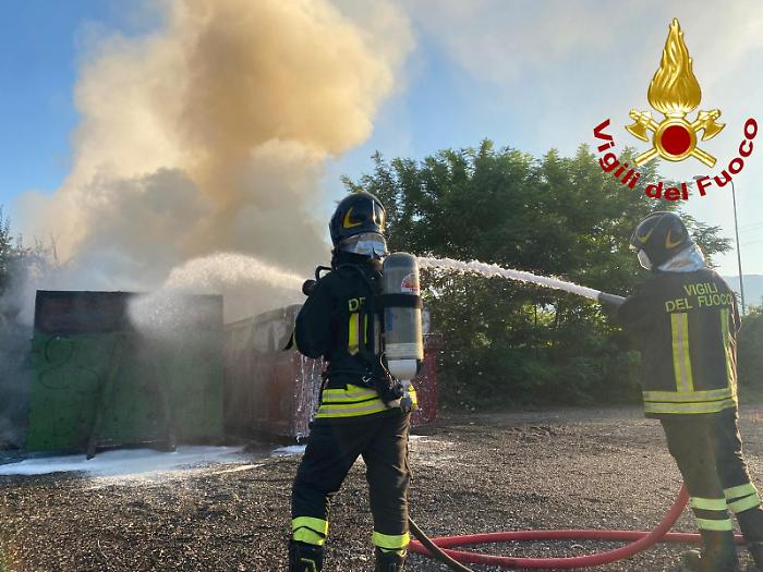 Terni, bruciano rifiuti ingombranti all'interno di due cassonetti: incendio in un'azienda di via Angelini