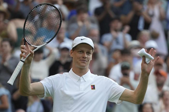 Sinner in campo oggi a Wimbledon, ma prima i gesti immancabili: il rituale che accompagna ogni suo match