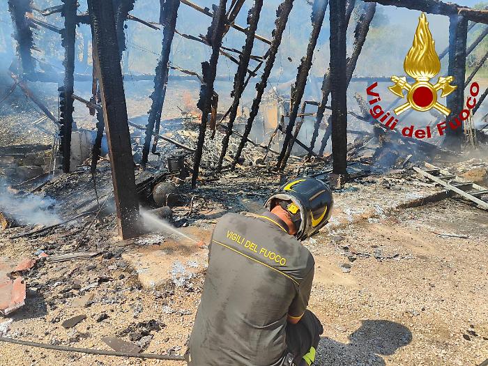 Incendio a San Venanzo, divorate dalle fiamme la tettoia fotovoltaica e l'auto parcheggiata sotto