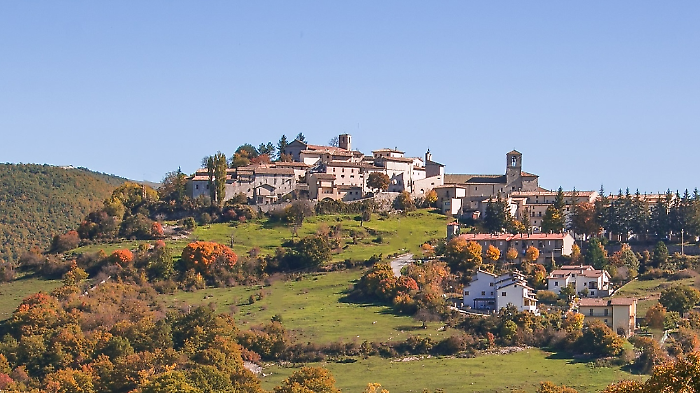 Monteleone di Spoleto, il primo matrimonio che affitta l'intero borgo: chi sono gli sposi