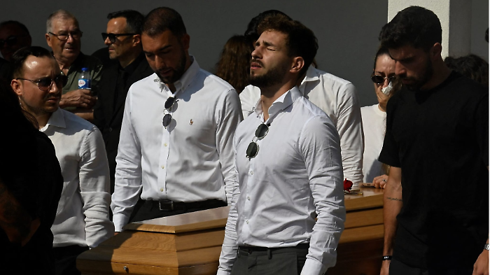 Dolore infinito ai funerali di Diogo Jota, i compagni di squadra accompagnano la bara. Il dramma della moglie, la donna della sua vita: "Il matrimonio un sogno".  Il bel gesto del Liverpool per la fam