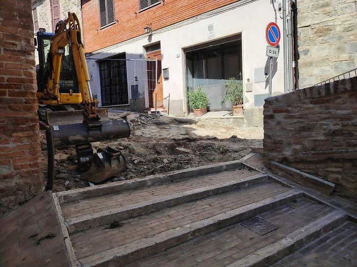 Deruta, via libera per i lavori in centro storico: riprendono dopo i ritrovamenti di tratti della vecchia pavimentazione