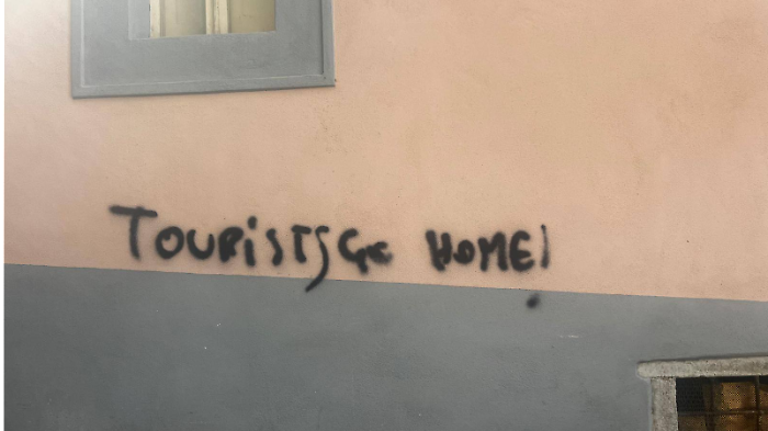 Scritte contro i turisti
