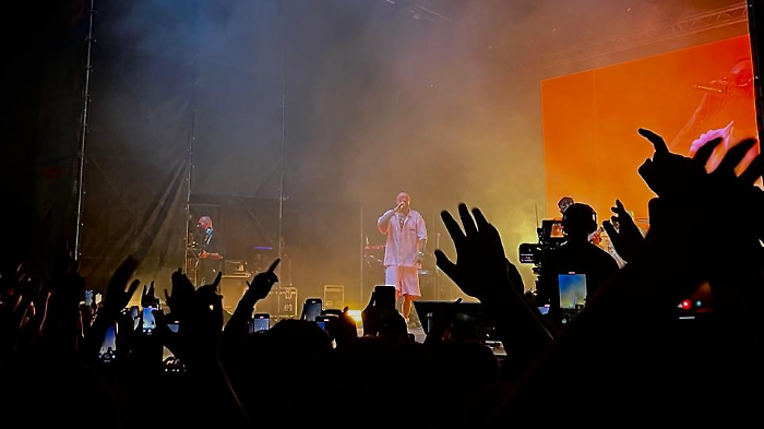 A lezione di rap da Guè a L'Umbria che spacca: ritmo, rime e flow incendiano il main stage