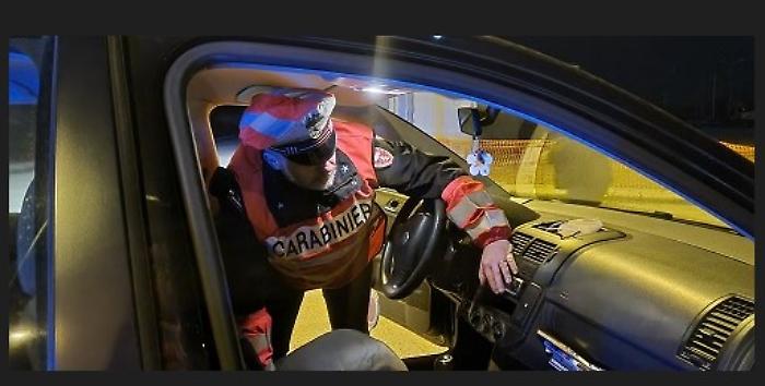 Viaggia in auto con una calza piena di cocaina sotto al sedile: arrestato ragazzo di 25 anni
