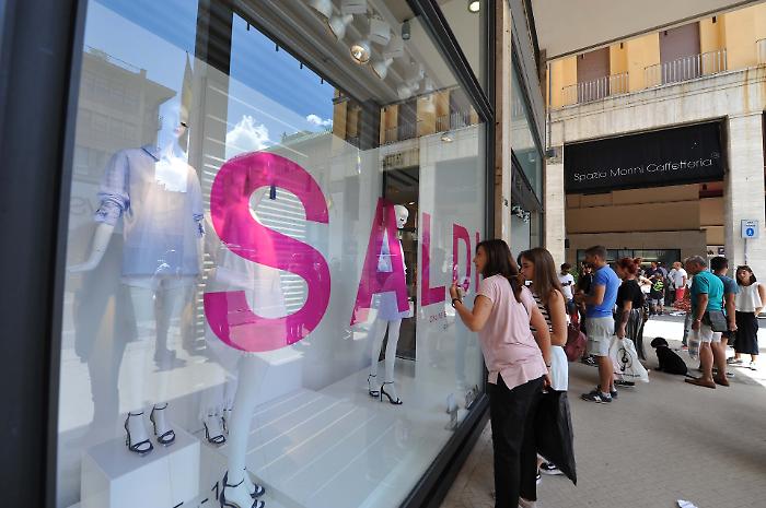 Saldi, partenza sprint anche a Perugia: l'indagine tra commessi e clienti al centro commerciale. Confcommercio: spesa di 203 euro a famiglia