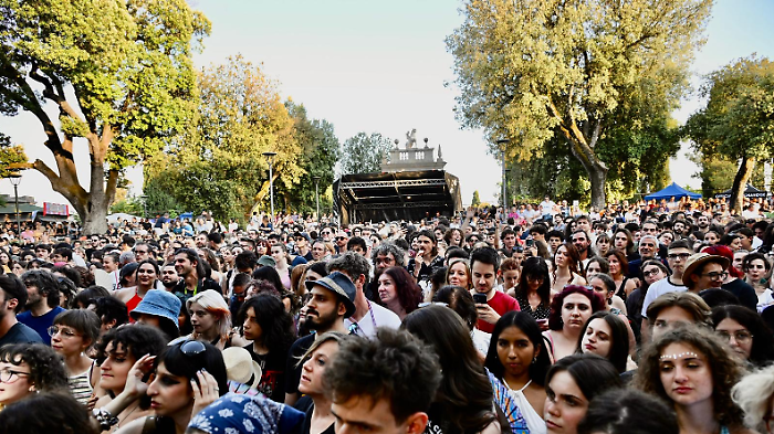 Umbria che spacca, finale col botto con Lucio Corsi: in migliaia in fila per il concerto che chiude la kermesse
