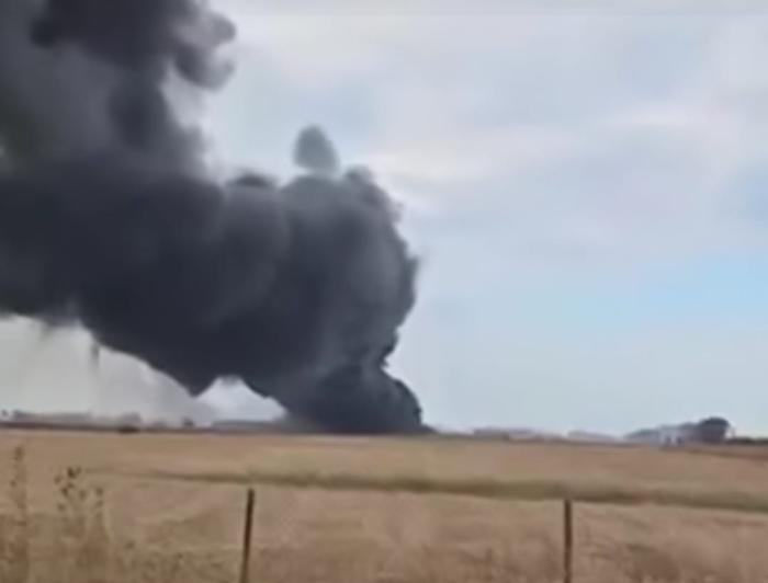 Incendio Fiumicino, bruciano capannoni e rifiuti. Il fumo nero nel cielo di Roma sud 