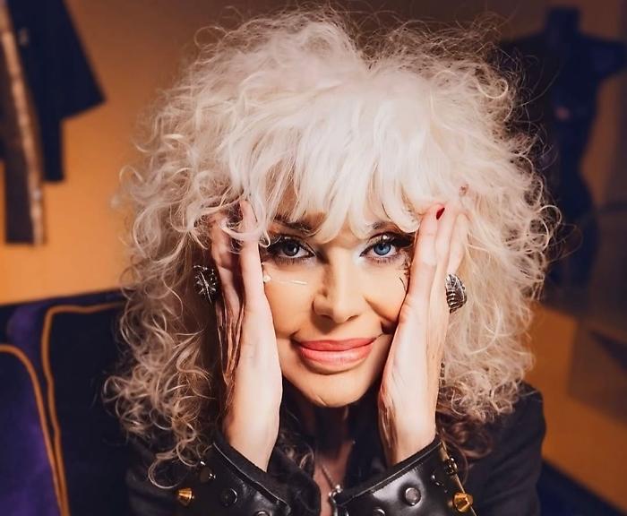Donatella Rettore: "Giorgia è sopravvalutata. Negli anni '90 ho sofferto, il mio produttore mi ha tradita". L'intervista in occasione dei 70 anni
