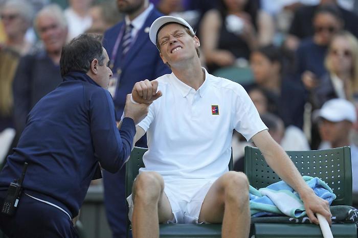 Sinner, allarme gomito a Wimbledon: salta l’allenamento e scatta il piano B prima del quarto di finale