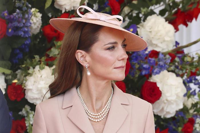 Dior, clutch nera e décolleté italiane: Kate Middleton e il codice segreto nascosto nel look per Macron