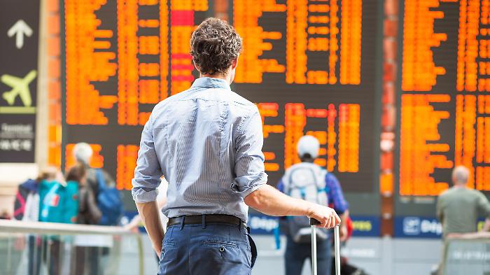 Sciopero nazionale aerei, voli cancellati e disagi in tutta Italia. Ecco l'elenco dei voli garantiti 