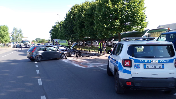 Scontro tra due auto nella zona industriale di Cerbara di Città di castello: due feriti e traffico in tilt per oltre un’ora