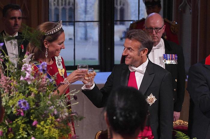Macron strizza l’occhio a Kate Middleton: il gesto catturato al banchetto reale fa il giro del web