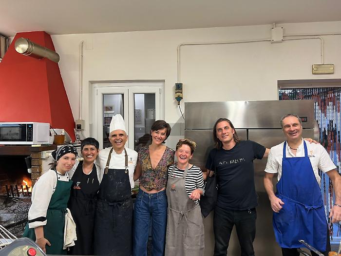 Luca Marinelli a cena in un ristorante tipico della tradizione umbra: l'attore conquistato da due piatti