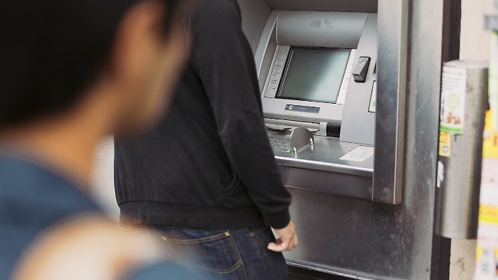 Bastia Umbra, turista aggredito e derubato dopo aver prelevato al bancomat: indagini in corso 