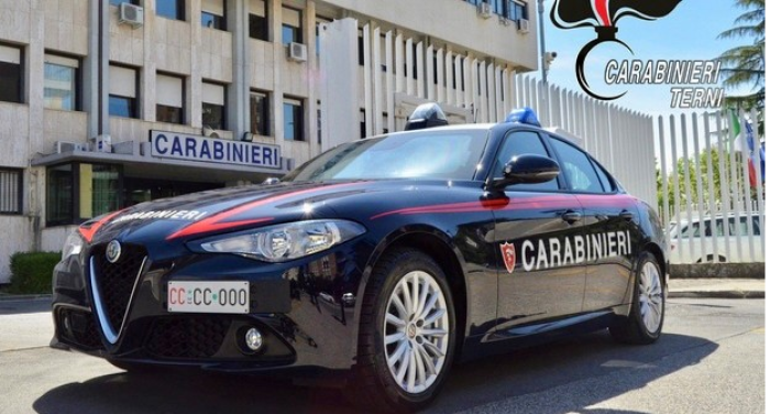 Terni, minaccia il titolare di un autonoleggio con un coltello rudimentale per farsi pagare arretrati, lavoratore arrestato per rapina aggravata