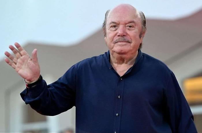 Lino Banfi compie 89 anni e torna in scena.  Lo spettacolo a Todi e il film con Pio e Amedeo