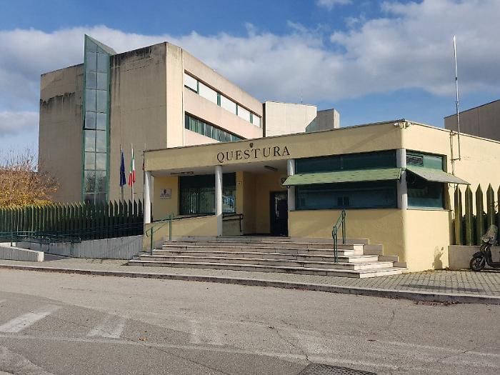 Terni, botte, minacce di morte e violenza sessuale sulla compagna: rintracciato e arrestato a Torino
