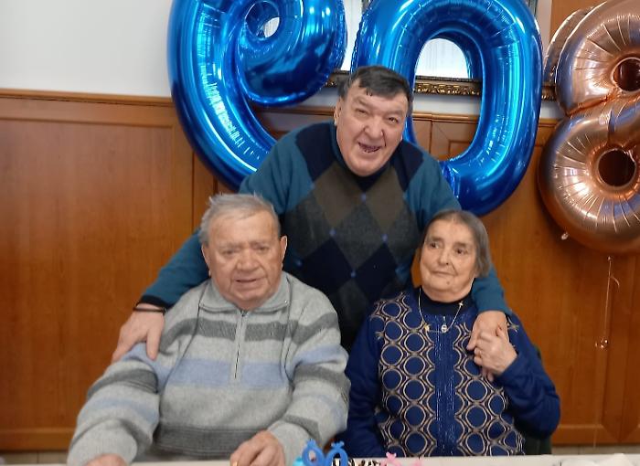 Settant'anni di puro amore per Ilario e Adalcisa: la coppia che ha dedicato la vita al figlio con disabilità festeggia le nozze di titanio