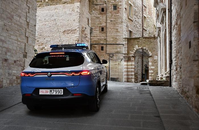 Aggredisce gli agenti: 52 enne denunciata dalla polizia per resistenza a Pubblico Ufficiale