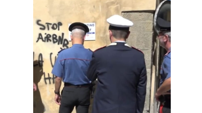 Scritte spray contro turisti e Airbnb, denunciati un ragazzo e una ragazza. Il sindaco: "Nessuno sconto a chi infanga la citt&agrave;"