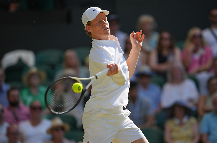 Jannik Sinner supera Novak Djokovic e vola per la prima volta in finale a Wimbledon 