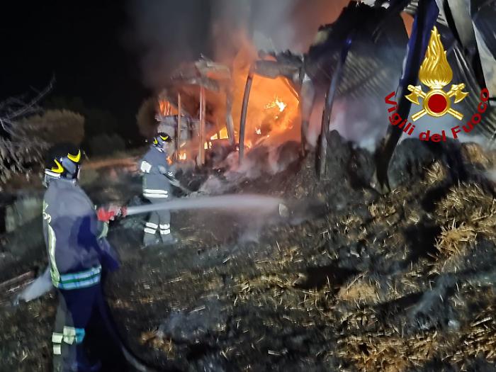 Amelia, fiamme in un annesso agricolo con 80 rotoballe e auto a GPL: notte di lavoro per i vigili del fuoco
