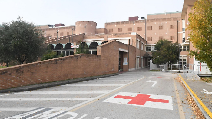 Due anziane scippate in poche ore: caccia a un uomo in sella a una bici elettrica