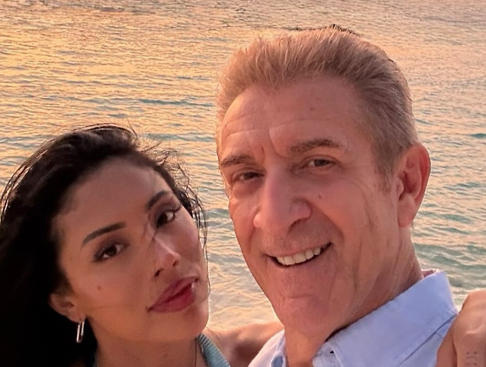 Ezio Greggio pubblica la prima foto con la compagna 36 enne, Nataly Ospina. Chi è la fidanzata del noto conduttore