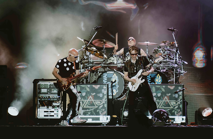 Umbria Jazz, SatchVai Band: le leggende del rock Joe Satriani e Steve Vai incendiano il Santa Giuliana 
