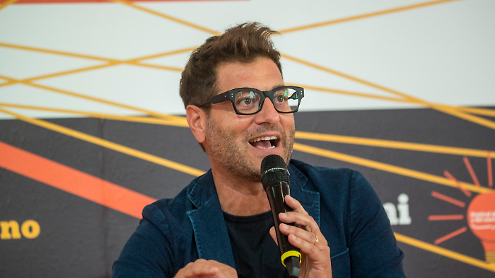 Sarabanda arriva su Canale 5. Da domani Enrico Papi sarà protagonista del preserale 
