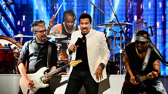 Umbria Jazz, il gran finale con Lionel Richie che fa ballare il Santa Giuliana "all night long"
