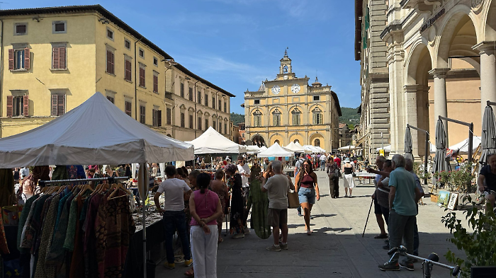 Retrò incanta ancora: il fascino dell’antico sfila tra le vie di Città di Castello con la seconda edizione estiva