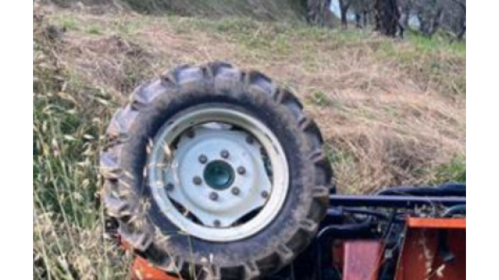 Muore a 64 anni sotto al trattore che si ribalta mentre lavora il suo terreno