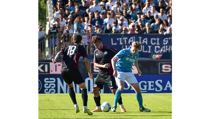 L'Arezzo batte il Napoli 2 a 0 con gol di Pattarello e Varela. Un'amichevole gi&agrave; entrata nella storia